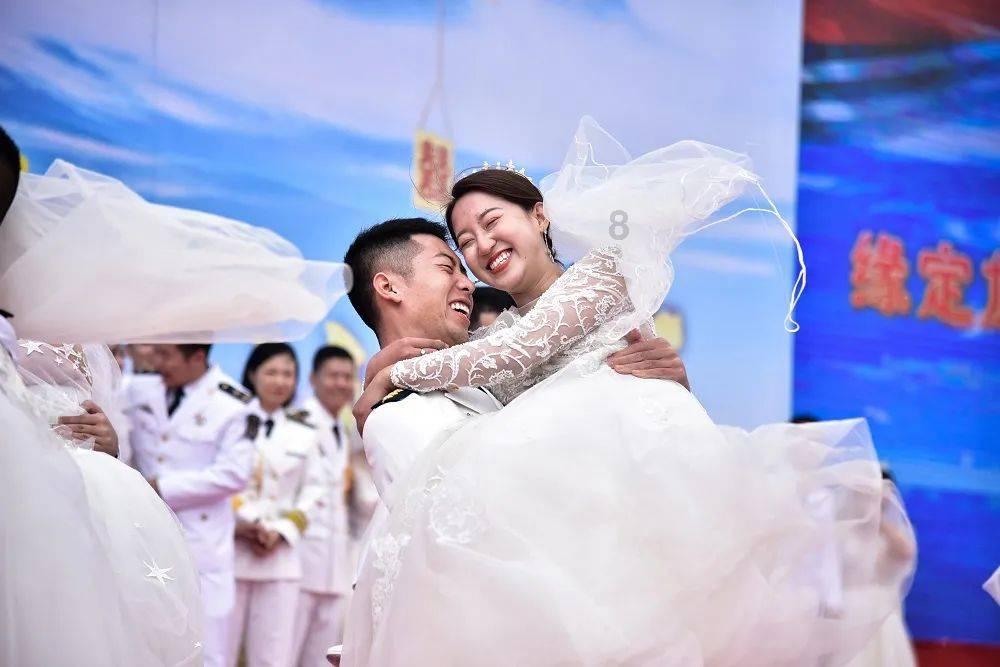 黑白羽绒服短款穿搭VS长款穿搭,这个冬天让你美得毫不费力